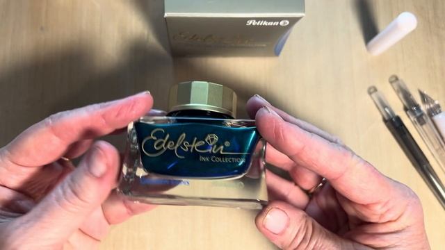 Pelikan Edelstein 2024 Ink of the Year Golden Lapis ink swatch смотреть онлайн