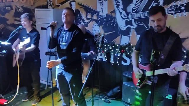 Нельзя просто так взять и не спеть, если выпал такой шанс. Цой - Перемен. #перемен #цой #кино смотреть онлайн