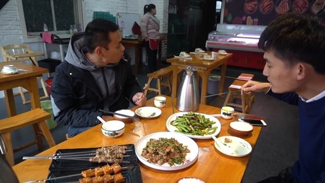 朋友要请客吃饭，一共花了150元，有3道菜，媳妇吃的很开心 | A friend treats guests to dinner, there are 3 dishes смотреть онлайн