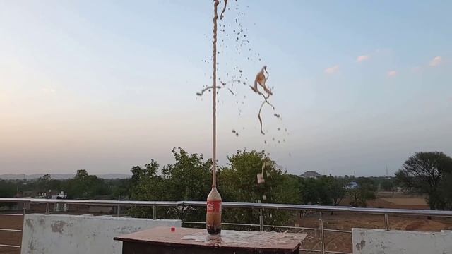 यह है Mentos का भी बाप | Coca Cola VS Pool Chlorine | Amazing Reaction смотреть онлайн