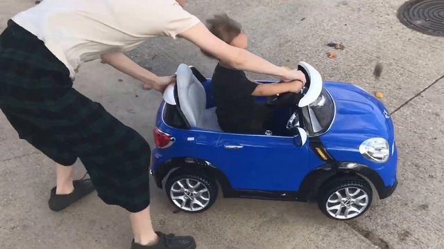 Little Claudio Plays - Avigo Mini Cooper S 6v Blue Play Review смотреть онлайн