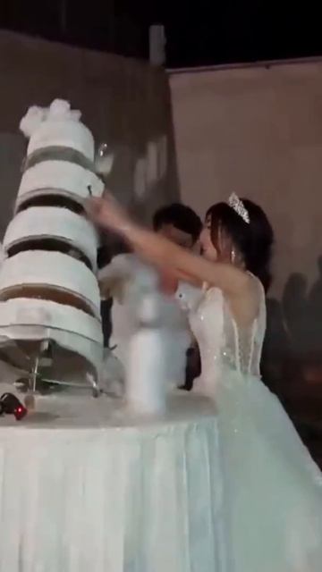 Wedding Cake disaster #shorts #funny #wedding #bride #weddingcake смотреть онлайн