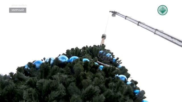 На центральной площади Мирного устанавливают елку