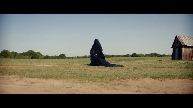 Женщина во дворе — Русский трейлер (4К, Дубляж, 2025) смотреть онлайн