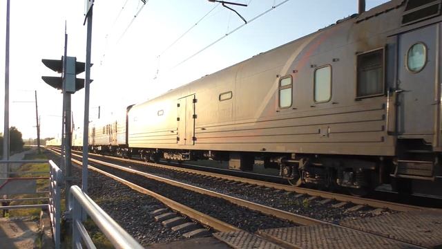 Электровоз ЭП1М-404 с почтово-багажным поездом смотреть онлайн