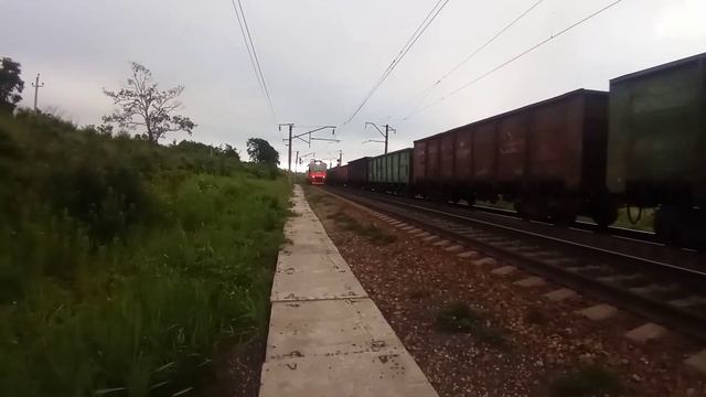 Электровоз 4ЭС5К-020 "Ермак" с грузовым поездом. смотреть онлайн
