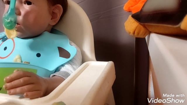 Вечер с реборном Сашей 👶🏻.Реборн кушаєт і смотрит мулькіки смотреть онлайн