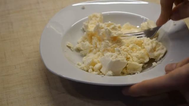 Вкусненький яичный рулетик с сырком и зеленью) смотреть онлайн