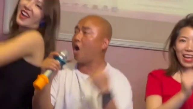 Почему Люди, Которые Поют Караоке, Чувствуют Больше Счастья и Улыбаются Чаще Своим Близким?