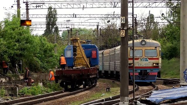 Прибытие электропоезда ЭР9М-551/527 на станцию Святошин смотреть онлайн