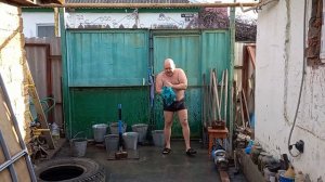 Работа с кувалдами : 12 кг , 6,5 кг и 5 кг. По 3 подхода по 1 мин .👍Кайфую !