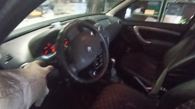 Рено Дастор замена лампочки в туманке и воздушного фильтра.