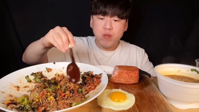 SUB) 육회비빔밥 & 통스팸 & 육개장 컵라면 먹방 ASMR 고소하고 매콤한 육회 비빔밥에 반숙 계란 후라이, 짭짤한 통스팸, 뜨끈한 컵라면까지 한 상 차림 먹방🍚 смотреть онлайн