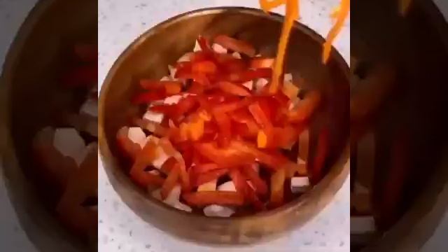 Салат с копчёной курицей🥬 #shorts смотреть онлайн