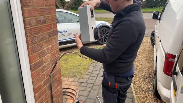 Installing the new ABB Electric Vehicle Charging Point смотреть онлайн