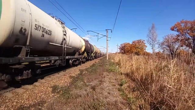 Квартет 2ЭС5К-156/169 "Ермак" с перегоняемым 3ЭС5К-800 "Ермак" и грузовым поездом. смотреть онлайн