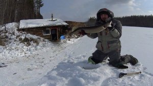 НОЧУЕМ В ИЗБЕ НА МАЛЕНЬКОМ ТАЁЖНОМ ОЗЕРЕ | РЫБАЛКА В ЗАБАЙКАЛЬЕ |