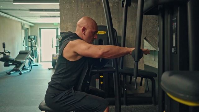 Обратен Пек-дек за задно рамо смотреть онлайн