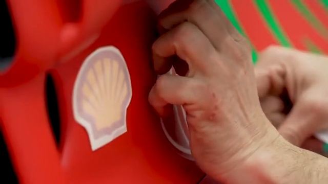 Poniendo los stickers de los sponsors a la Ferrari SF21 2021 - lindo trabajo, sobre todo el verde смотреть онлайн