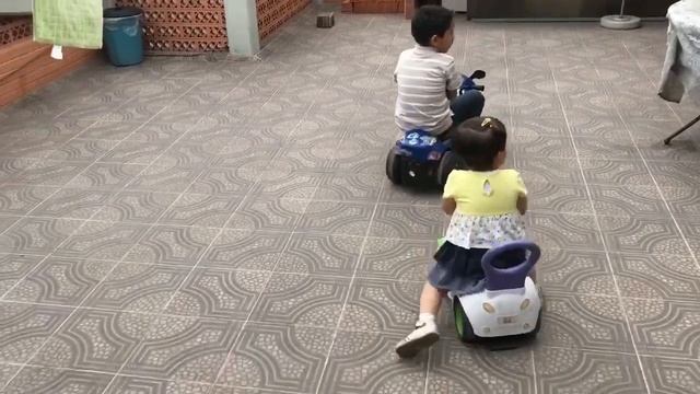 20170413 Samara, Evan e Ian con sus vehículos (cámara rápida al revés) смотреть онлайн