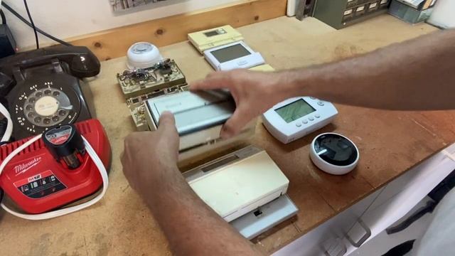 ACR 102; Residential & Commercial Thermostats смотреть онлайн