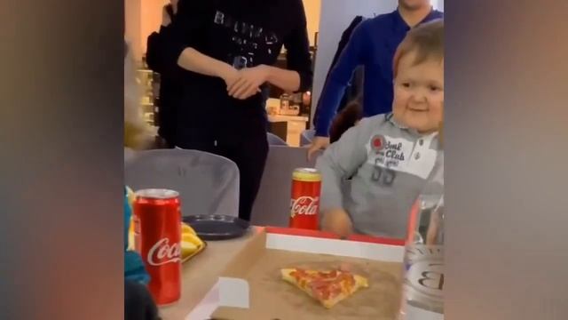 Хасбик  Кормить обезьяну