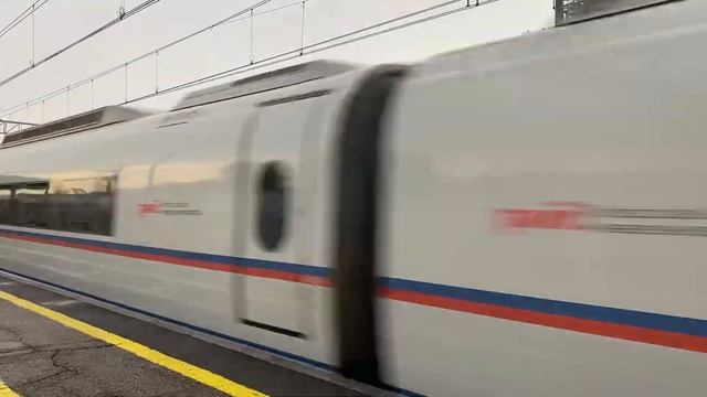 Высокоскоростной поезд «Сапсан» проезжает станцию Окуловка смотреть онлайн