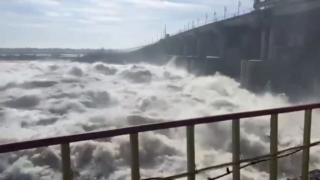 Шок контент! Костанай. Паводок. Сброс воды в Каратомарском водохранилище. смотреть онлайн