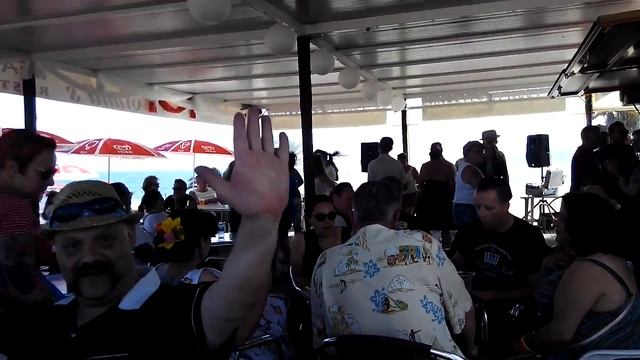 Lo último del Screaming en Calella en chiringuito de Santi смотреть онлайн