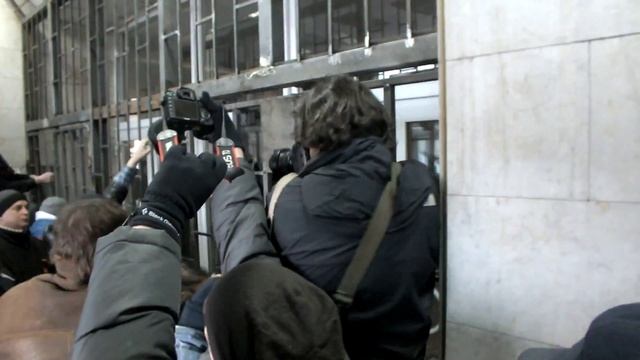 Митингующие в Донецке столкнулись с решётками на входе в обладминистрацию. 03.03.2014