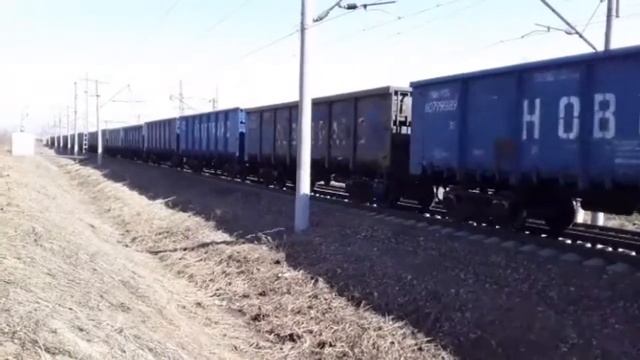 Тихоход с приветом. Система электровозов 2ЭС5К-168/166 "Ермак" с грузовым поездом разгоняется смотреть онлайн