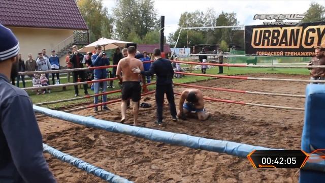 Огромный мужик из толпы против Грузинского борца смотреть онлайн