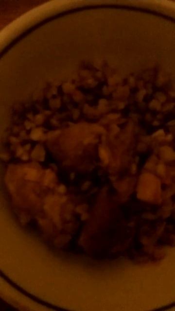 Гречневая каша.Кусочки тушёной говядины. смотреть онлайн