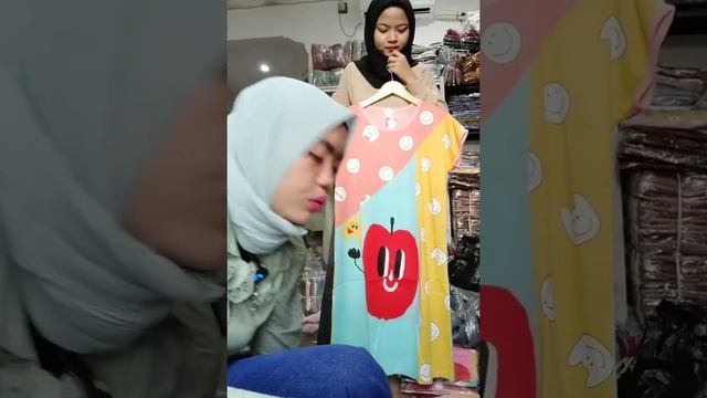 WHICH SHOES ARE COMPATIBLE With THIS YELLOW DRESS