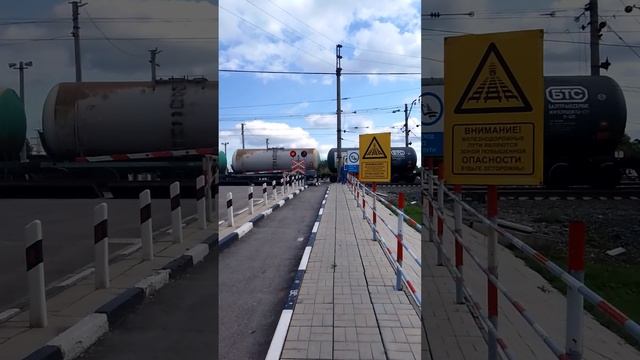 [РЖД] Грузовой поезд 2ЭС6-1174 проезжает железнодорожный переезд смотреть онлайн
