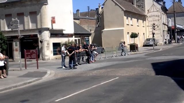 Нормандия. Argentan. Приехали за 60 километров на велогонки. Ждем.