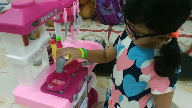 Samsam pretend play cooking with her new kitchen play set with her baby bear. смотреть онлайн