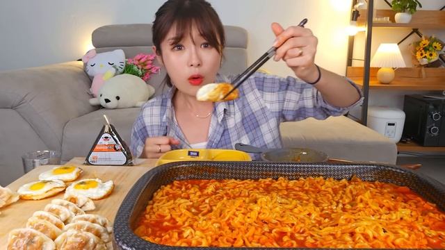 🔥불닭끝판왕🔥위가 화끈해지는 불닭볶음탕면 매콤한 불닭만두 먹방 Spicy ramen Spicy dumplings MUKBANG EATINGSHOW ASMR смотреть онлайн