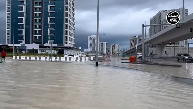 Watch: Heavy rain continues across UAE смотреть онлайн