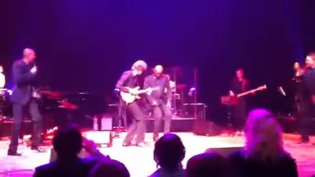 Joost Bob van Oldenbeek pays tribute to Chuck Berry's Duckwalk смотреть онлайн