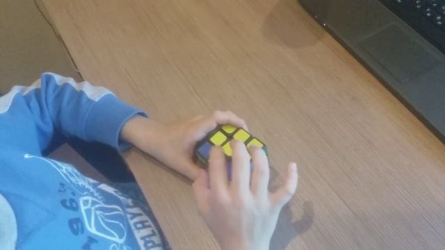 Как собрать кубик рубика 3×3( 5 часть ) расстановка рёбер на верхнем кресте на свои места.