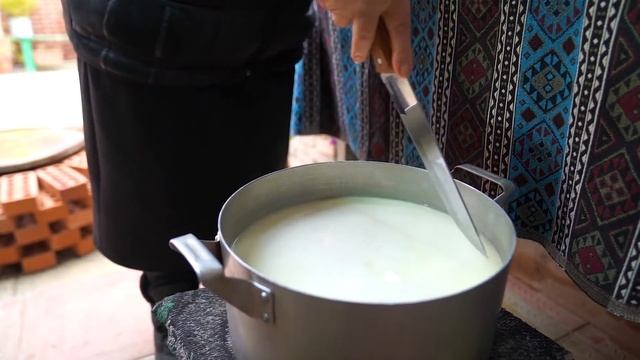 Homemade Cheese - How to make Cheese from fresh Cow's Milk. Fresh Bread Recipe. смотреть онлайн