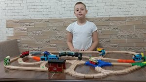видео про паровозиков и деревянную железную дорогу
