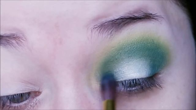 Green Halo Eye and Deep Red Lip Holiday Makeup Tutorial смотреть онлайн