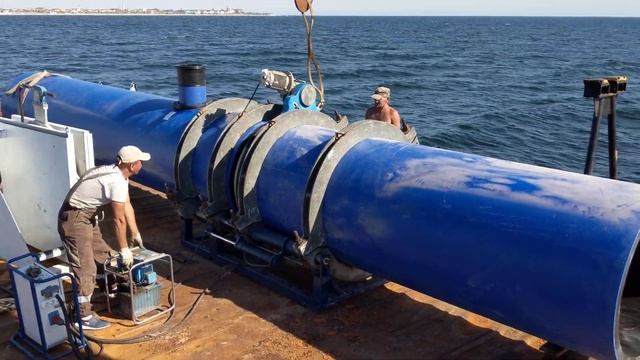 Пайка трубы на рейде для для монтажа глубоководного выпуска  канализационно очистных сооружений