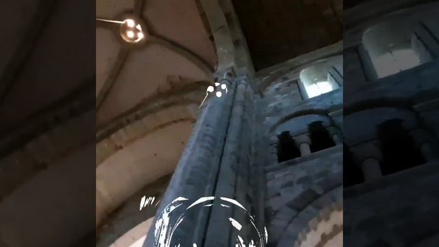 Церковь аббатства на вершине горы Мон-Сен-Мишель ⛪