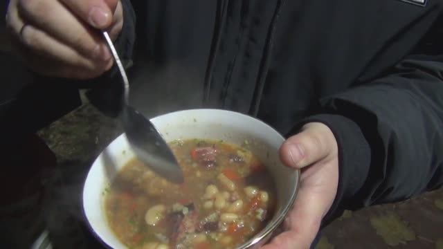 РАГУ ИЗ КОПЧЕНЫХ БЫЧЬИХ ХВОСТОВ В СМОКЕРЕ OKLAHOMA JOE!) смотреть онлайн