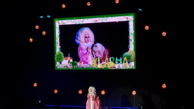 Dublin audience reacts to Trixie Mattel and Katya speaking about Queen Elizabeth смотреть онлайн