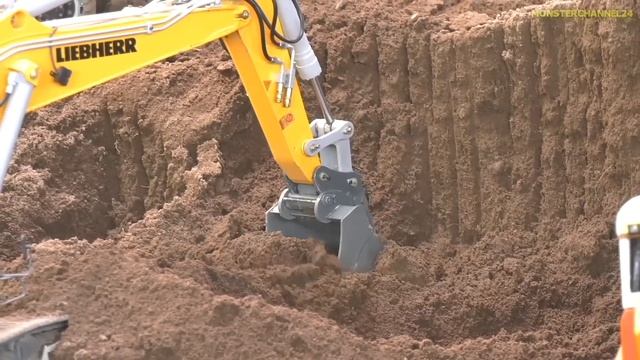 Tractors, RC Trucks and heavy Machines work hard at the Limit смотреть онлайн