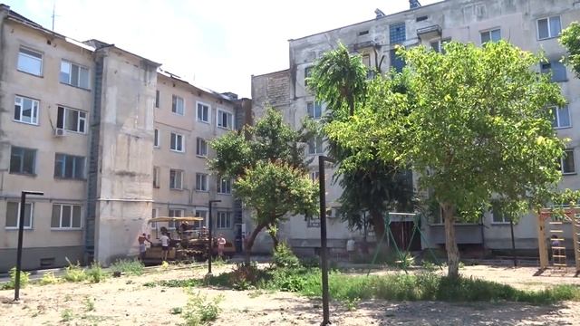 Укладка асфальтового покрытия на придомовой территории дома 103, 105 К.Маркса пгт Гвардейское Крым смотреть онлайн